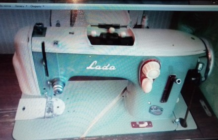 Продам швейную машину Лада (Lada) Т 237 в рабочем состоянии.
Машинка ножная со . . фото 3