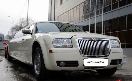 Белый лимузин Chrysler 300C рассчитан на девять персон. Яркий, аристократичный д. . фото 6