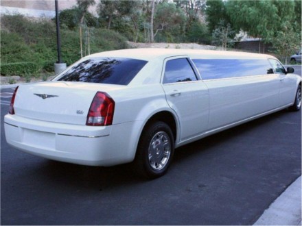 Белый лимузин Chrysler 300C рассчитан на девять персон. Яркий, аристократичный д. . фото 7