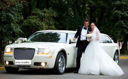 Белый лимузин Chrysler 300C рассчитан на девять персон. Яркий, аристократичный д. . фото 3