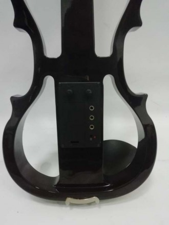 Данная электроскрипка изготовлена из ели и клена, а колки и накладка из черного . . фото 8