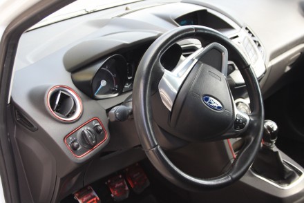 Продаётся Ford Fiesta 1,5 TDI, 2013 год, двигатель: 1.5L SOHC DI TC I4 Diesel DV. . фото 5