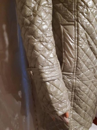 Модное тонкое пальто, выполненное из стеганой плащевки клиенки: длинный рукав, д. . фото 4