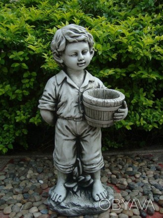 Садовая скульптура Мальчик с цветочным горшком – красивая уличная фигура выполне. . фото 1