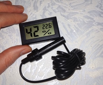Мини гигрометр - термометр с выносным датчиком служит для измерения влажности и . . фото 3