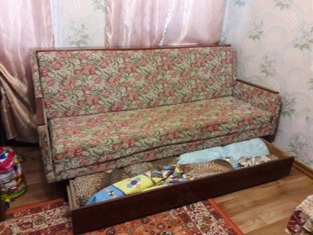 раскладной диван. в хорошем состоянии
с нишей для белья и полкой сверху.. . фото 3