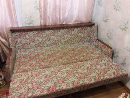 раскладной диван. в хорошем состоянии
с нишей для белья и полкой сверху.. . фото 4