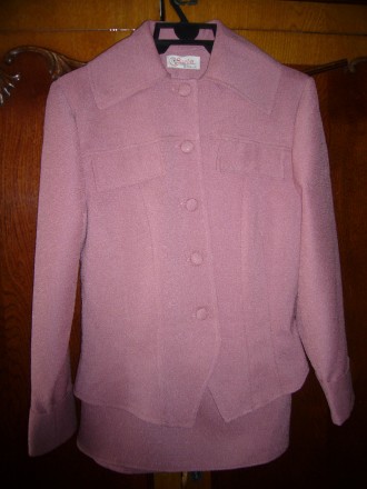 Продаю костюм розовый  размер 44-46 Ткань стрейч. Длина юбки-55см. Сзади-небольш. . фото 3