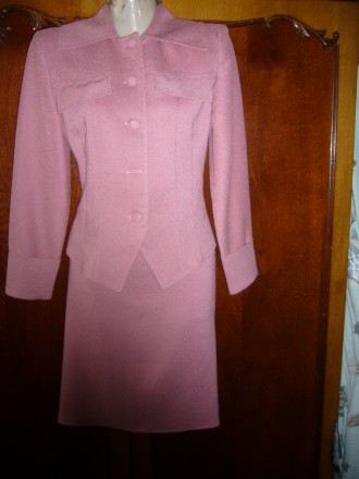 Продаю костюм розовый  размер 44-46 Ткань стрейч. Длина юбки-55см. Сзади-небольш. . фото 2