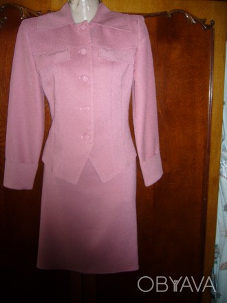 Продаю костюм розовый  размер 44-46 Ткань стрейч. Длина юбки-55см. Сзади-небольш. . фото 1