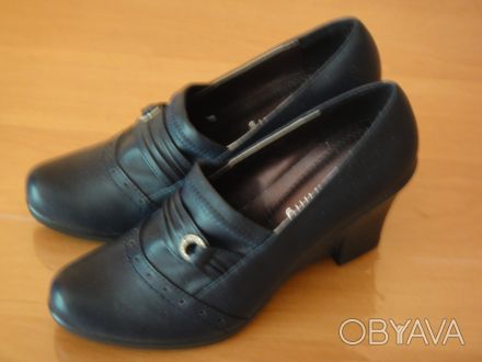 Продаются новые женские демисезонные туфли темно-синего цвета на небольшой танке. . фото 1