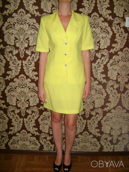 Продам женский костюм (педжак,юбка),р.46-48, цвет лимоновый,педжак с коротким ру. . фото 1