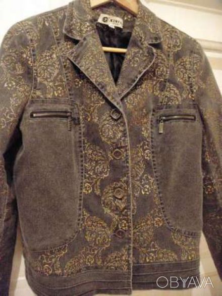 Продам стильную джинсовую курточку 48 раз. серого цвета с золотистым рисунком.. . фото 1