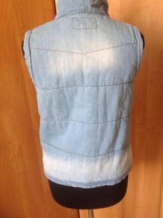 жилет джинсовый на утеплителе из синтапона  ширина в плечах 34 см 
 длина по сп. . фото 3