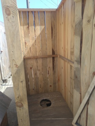 Деревянный туалет для дачи под яму из сосны. Легко монтируется на участке и не т. . фото 3