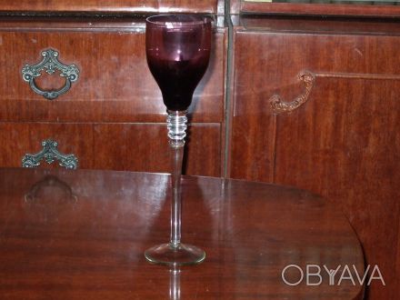 Элегантный фужер чешского стекла из темного (темно-фиолетовый) стекла - 26 см. Ш. . фото 1