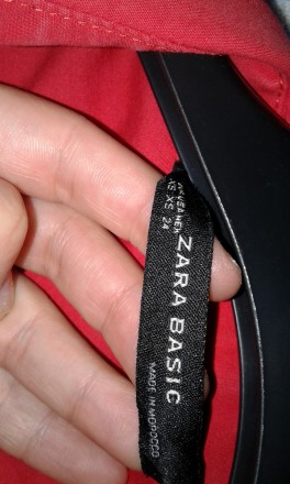 Блузка Zara, цвет красный, размер указан XS, но я ношу М и мне как раз. Состояни. . фото 3