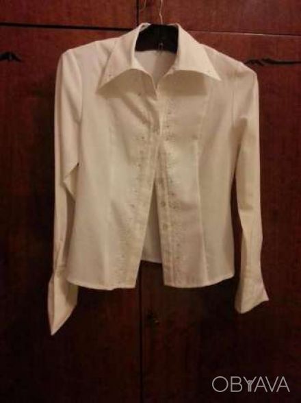 Блуза белая со стразами, приталеная, немного тянется материал. Размер 38 (по эти. . фото 1