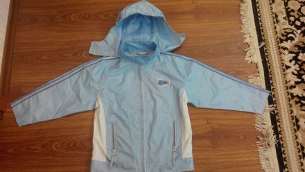 Продам куртку демисезон. для девочки . 
1)голубая ветровка на 116-122см.Длина п. . фото 2