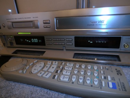 Видеомагнитофон SVHS, VHS, DV JVC HR-DVS1
EISA - лучший видеомагнитофон 1999-20. . фото 4
