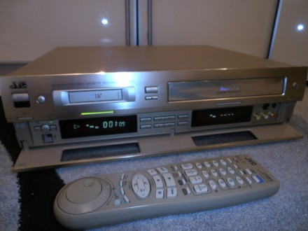 Видеомагнитофон SVHS, VHS, DV JVC HR-DVS1
EISA - лучший видеомагнитофон 1999-20. . фото 6