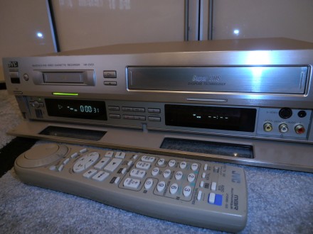 Видеомагнитофон SVHS, VHS, DV JVC HR-DVS1
EISA - лучший видеомагнитофон 1999-20. . фото 2