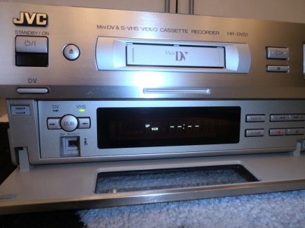 Видеомагнитофон SVHS, VHS, DV JVC HR-DVS1
EISA - лучший видеомагнитофон 1999-20. . фото 10