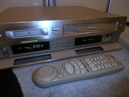 Видеомагнитофон SVHS, VHS, DV JVC HR-DVS1
EISA - лучший видеомагнитофон 1999-20. . фото 5