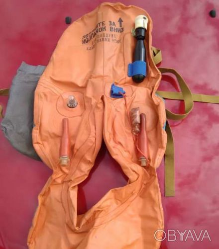 авиационный спасательный жилет -оборудован свистком электрическим маячком баллон. . фото 1