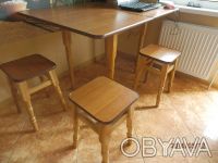Раскладывающийся кухонный стол с табуретками, размер 120 на 85 сложенный 85 на 6. . фото 2