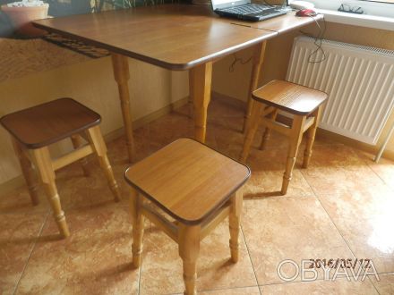 Раскладывающийся кухонный стол с табуретками, размер 120 на 85 сложенный 85 на 6. . фото 1