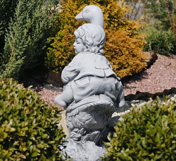 Садовая фигура Мальчик с гусем – качественная скульптура мальчика, который сидит. . фото 6