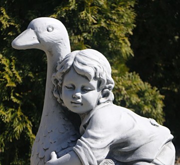 Садовая фигура Мальчик с гусем – качественная скульптура мальчика, который сидит. . фото 4