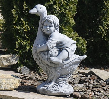 Садовая фигура Мальчик с гусем – качественная скульптура мальчика, который сидит. . фото 3