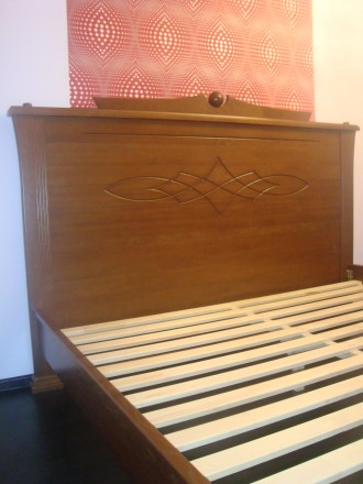 двухспальная кровать из массива ольхи,вставка в спинках мдф ротанг
р-р 2000*160. . фото 2