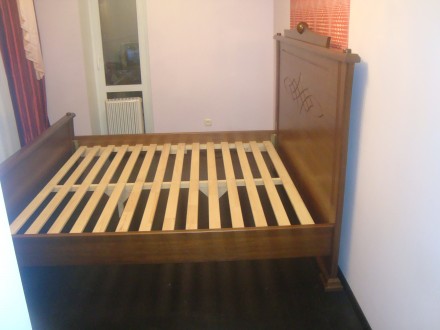 двухспальная кровать из массива ольхи,вставка в спинках мдф ротанг
р-р 2000*160. . фото 3