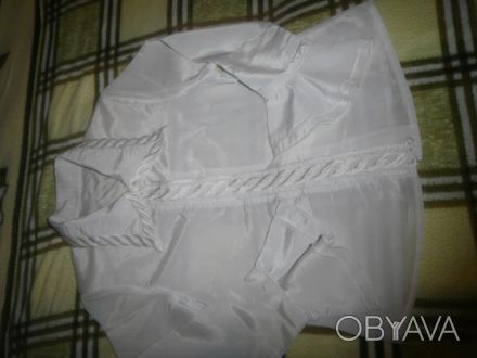 Блузка белая, пуговицы скрыты,вышивка на воротнике и по пуговицам, волан в конце. . фото 1