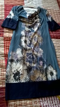 Платье серо голубое с принтом цветов купоном по переду , спинке и рукавам. Горло. . фото 4