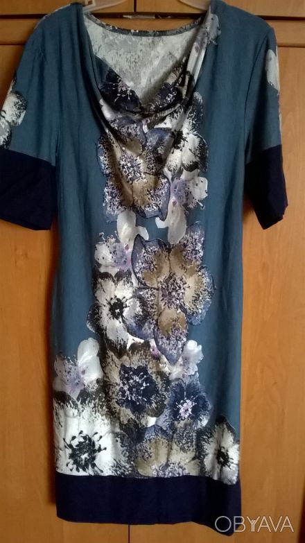 Платье серо голубое с принтом цветов купоном по переду , спинке и рукавам. Горло. . фото 1