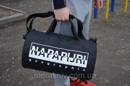 Спортивная дорожная сумка бочонок Napapijri.
Ключевая особенность сумки – это ее. . фото 6