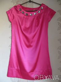Яркое розовое атласное платье.
Длина по спинке 82 см.. . фото 2