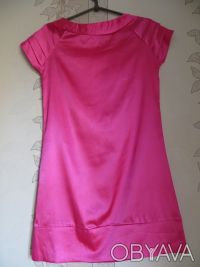 Яркое розовое атласное платье.
Длина по спинке 82 см.. . фото 3