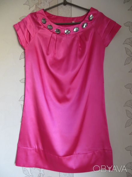 Яркое розовое атласное платье.
Длина по спинке 82 см.. . фото 1
