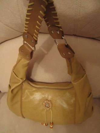Легкая, вместительная и удобная кожаная сумка красивого темно-песочного цвета.
. . фото 2