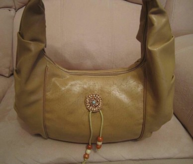Легкая, вместительная и удобная кожаная сумка красивого темно-песочного цвета.
. . фото 3