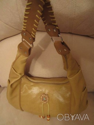 Легкая, вместительная и удобная кожаная сумка красивого темно-песочного цвета.
. . фото 1