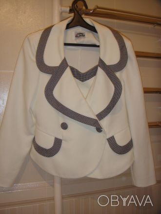 Продам белый костюм Tom Klaim 48 размера. Манишка отстегивается. Юбка прямая, дл. . фото 1