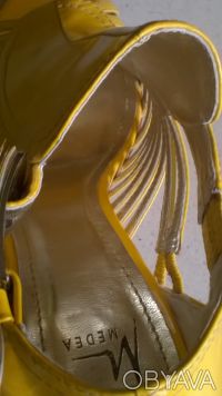 Босоножки MEDEA из натуральной лаковой кожи желтого цвета.Длина стельки 23,5 см.. . фото 8