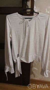 Белая блузка со стразами для девочки 6-9 лет в хорошем состоянии. . фото 3