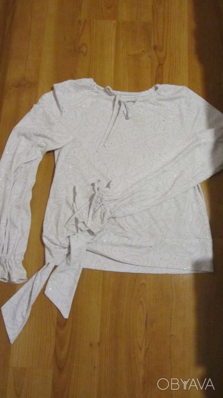 Белая блузка со стразами для девочки 6-9 лет в хорошем состоянии. . фото 1